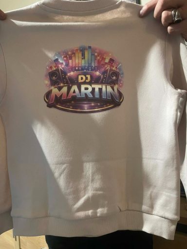 Un sweat-shirt beige avec un logo coloré "DJ MARTIN" au dos.